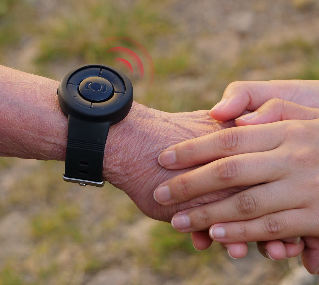 Ouderen met GPS-armband en GPS-alarm
